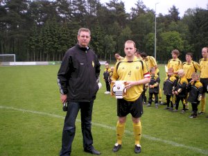neuer Spielball,gestiftet vom Schuhaus Prekel