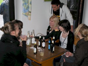 Der weibliche Fanclub feiert  natürlich mit