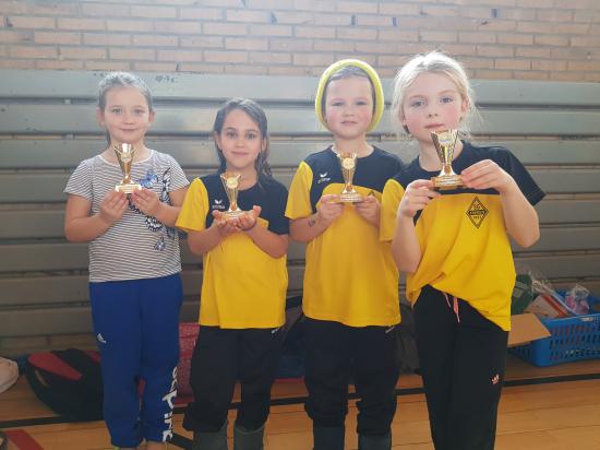 #gelbe Kücken mit Gold in der Staffel