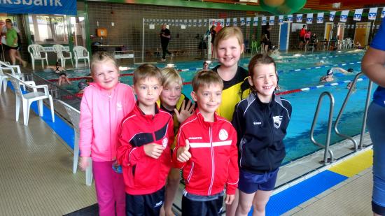 Kindgerechter Wettkampf Schwimmen in Twist